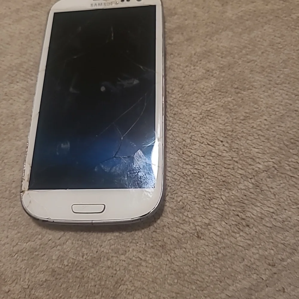 Samsung White Smartphone Does Not Turn On And Screen Is Cracked
